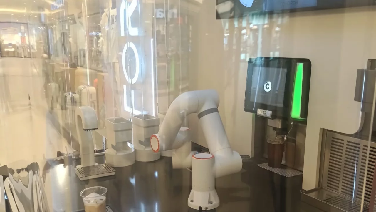 Kahvede yeni &ccedil;ağ: Bursa'da yapay zeka destekli robot barista hizmete başladı
