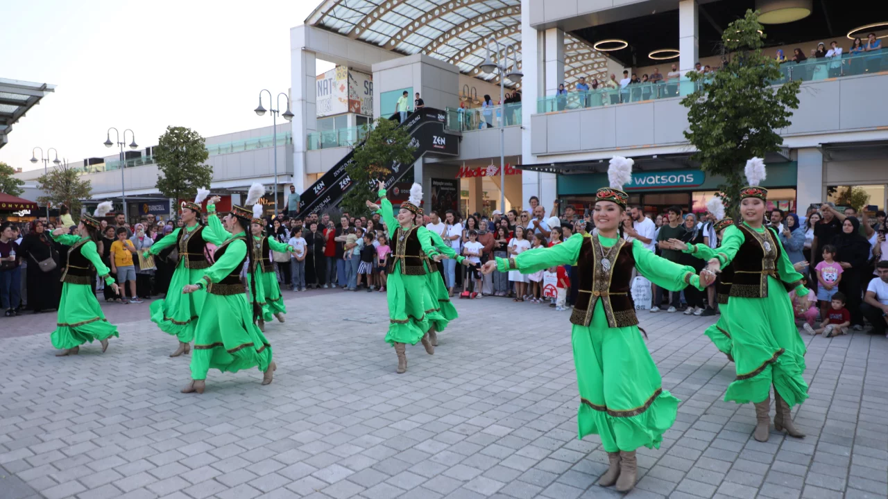 İneg&ouml;l'de k&uuml;lt&uuml;rlerin buluştuğu festival coşkusu şehrin d&ouml;rt bir yanına yayıldı