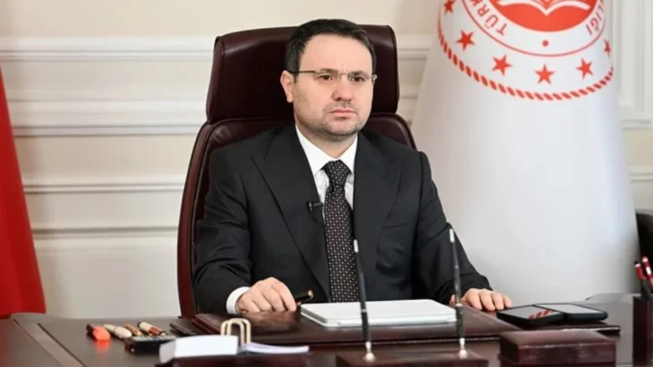 Bakan G&uuml;rlek'ten flaş a&ccedil;ıklama! D&uuml;nya Kupası'nda yasa dışı bahis oynayanlar tespit edildi...
