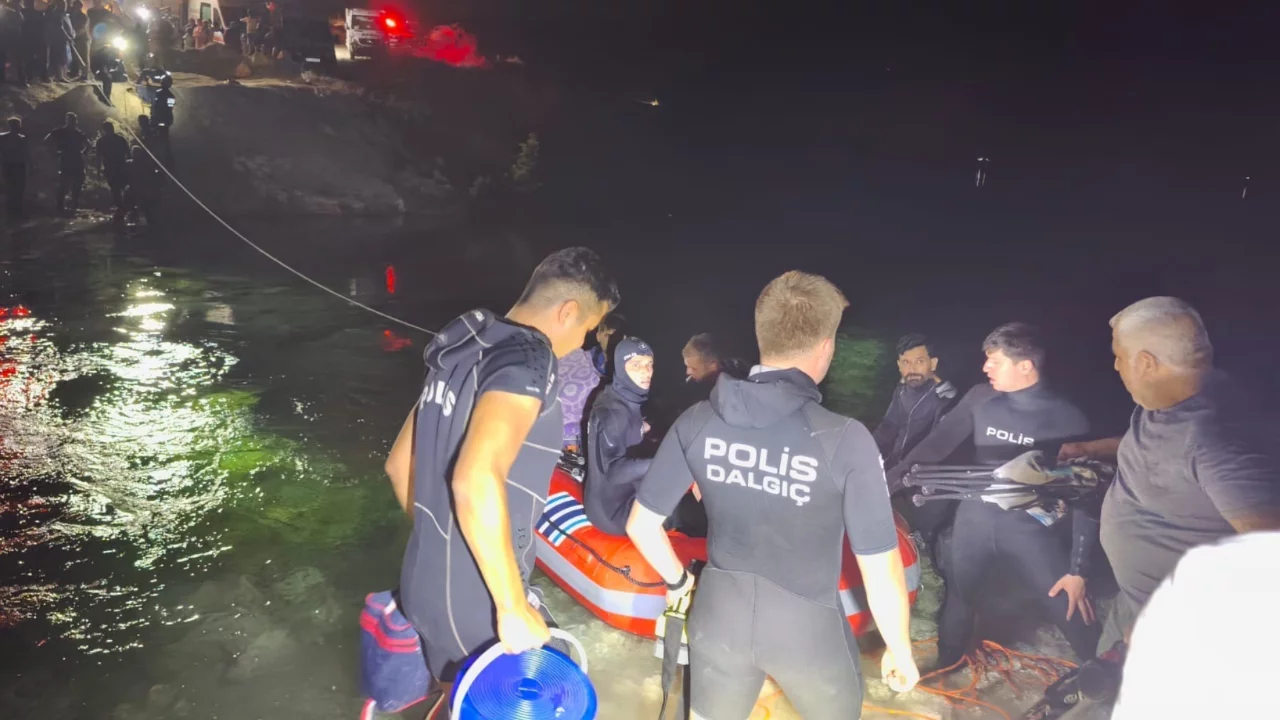 Fırat Nehri'nde su seviyesi bir anda y&uuml;kseldi! Mahsur kalan 26 kişi kurtarıldı