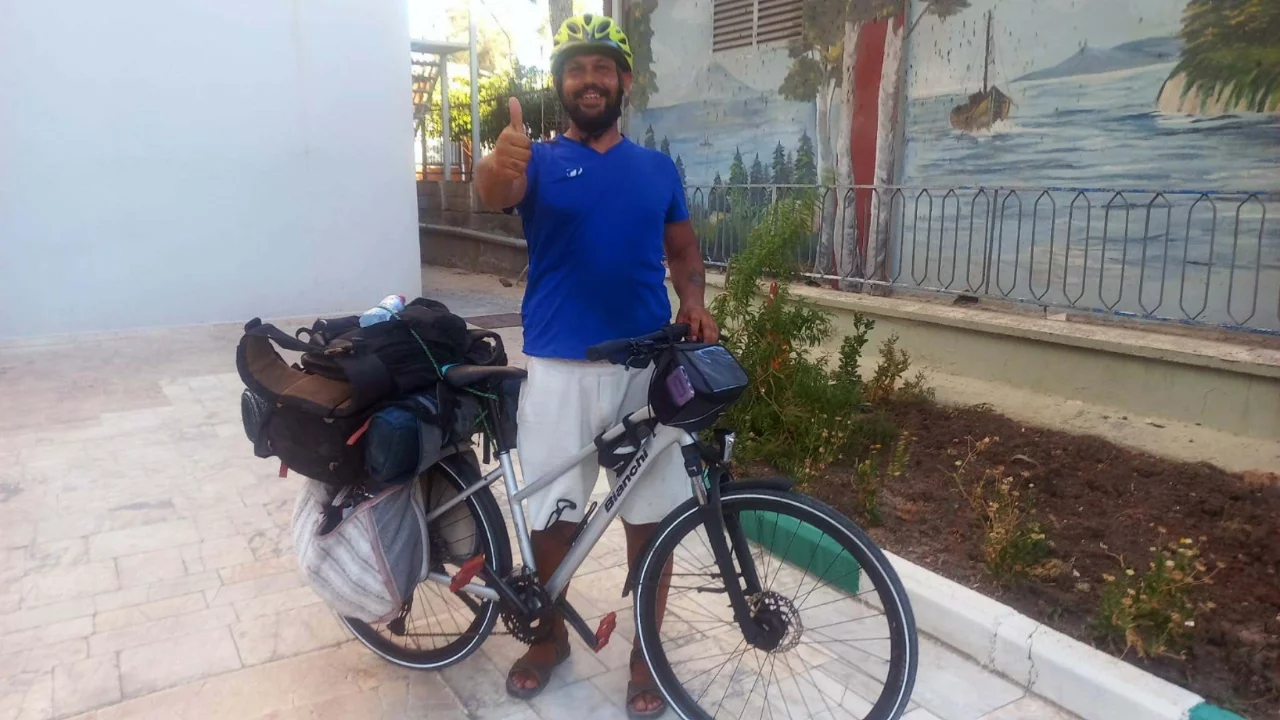 Annesinin Umre hayalini gerçekleştirmek için yola çıktı, Kocaeli'den Hatay'a kadar pedal çevirdi