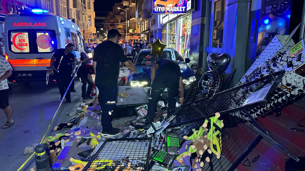 Kontrolden &ccedil;ıkan otomobil &ouml;nce direğe, ardından kaldırımdaki yayalara &ccedil;arptı!