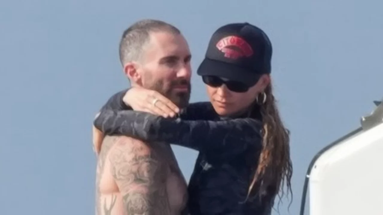 Behati Prinsloo ve Adam Levine'den Saint-Tropez'de romantik tatil! L&uuml;ks yatta keyifli anlar