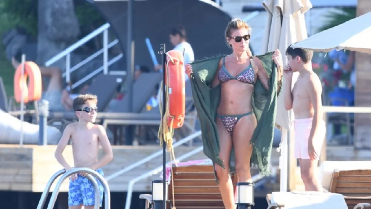 Gülben Ergen Bodrum'da yaz sezonunu açtı! İskelede güneş keyfi yaptı