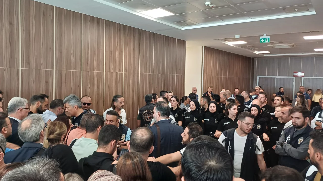 Mustafa Bozbey'in davası &ouml;ncesi adliyede gerginlik!