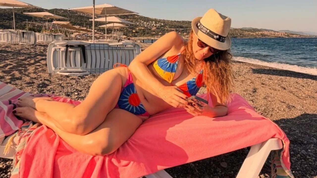 Evrim Alasya yaz sezonunu a&ccedil;tı! Bikinili tatil pozu sosyal medyada ilgi g&ouml;rd&uuml;
