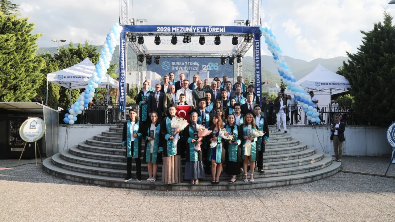 Bursa Teknik Üniversitesi'nde mezuniyet coşkusu! Binin üzerinde öğrenci diplomasına kavuştu