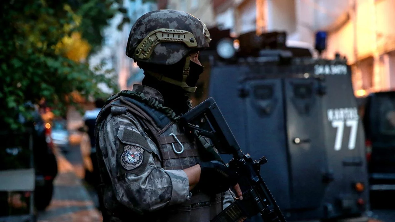 Dev operasyon Bursa'ya da sıçradı! Aralarında polisler, memurlar, avukatlar da var...