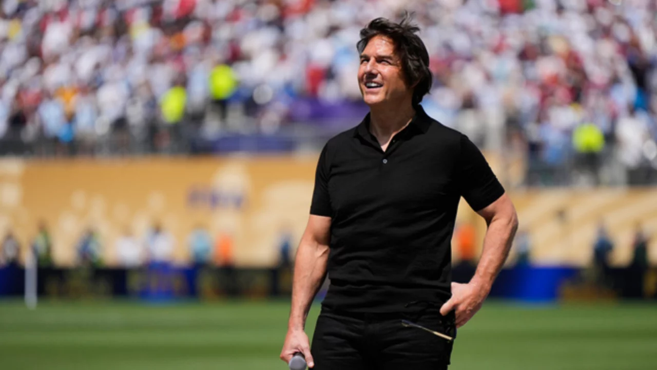 Tom Cruise D&uuml;nya Kupası finalinde sahne aldı! Dev m&uuml;cadele &uuml;nl&uuml; yıldızın s&ouml;zleriyle başladı