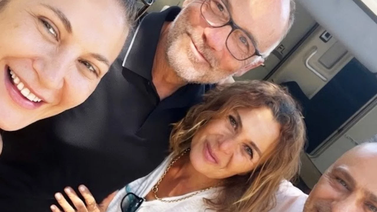 Ece Dizdar ve Serdar Or&ccedil;in'in karavan tatiline s&uuml;rpriz konuklar! &Uuml;nl&uuml; oyuncular aynı karede buluştu