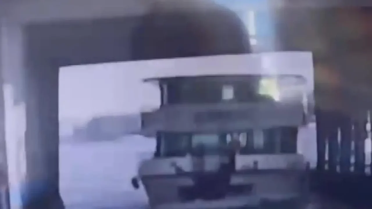 Hali&ccedil;'te dehşet anları! Tur teknesi k&ouml;pr&uuml;ye &ccedil;arptı, personel hayatını kaybetti