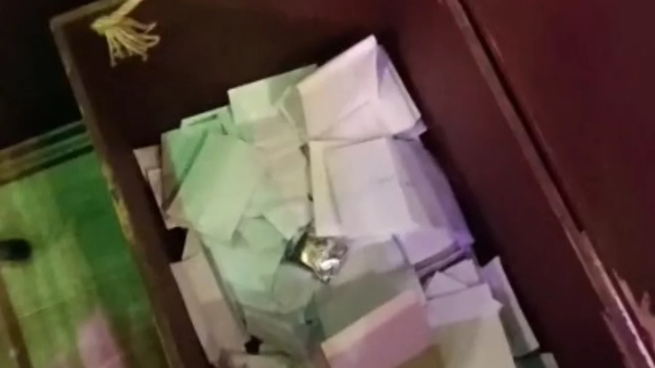 D&uuml;ğ&uuml;n bitti, kimse fark etmedi! Bursa'da salonda unutulan sandığın i&ccedil;inden servet &ccedil;ıktı