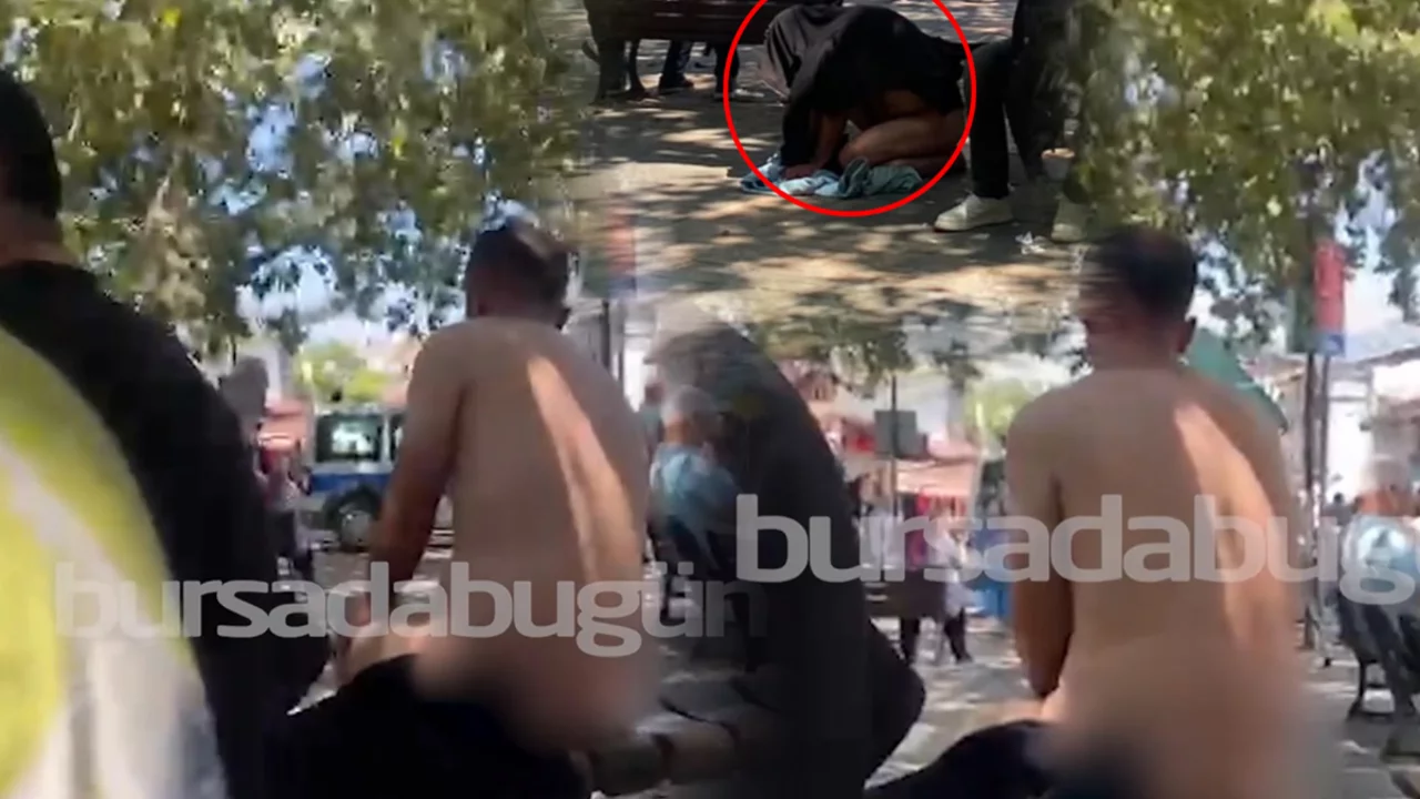Bursa'da şok eden g&ouml;r&uuml;nt&uuml;ler! Bankta oturup herkesin i&ccedil;inde ulu orta soyundu...