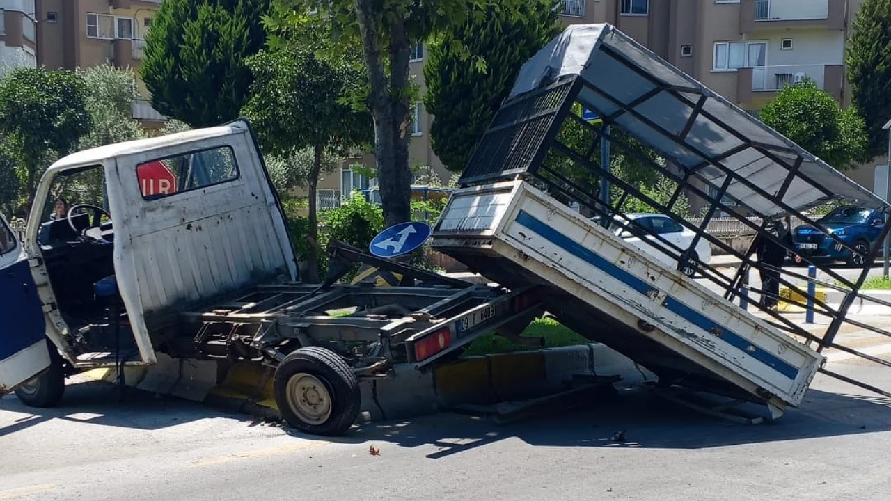 Otomobille çarpışan kamyonet refüje çıktı