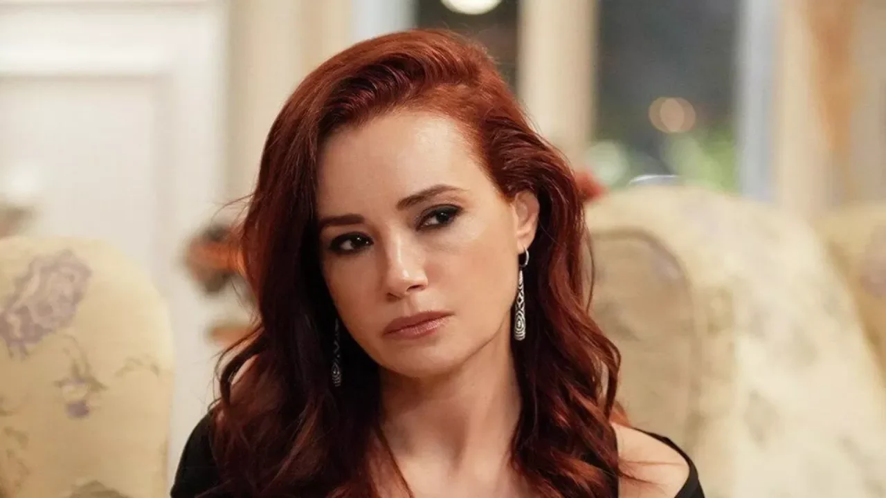 &Ouml;zg&uuml; Namal'a yeni dizi teklifi! Show TV'nin iddialı projesi i&ccedil;in g&ouml;r&uuml;şmeler başladı