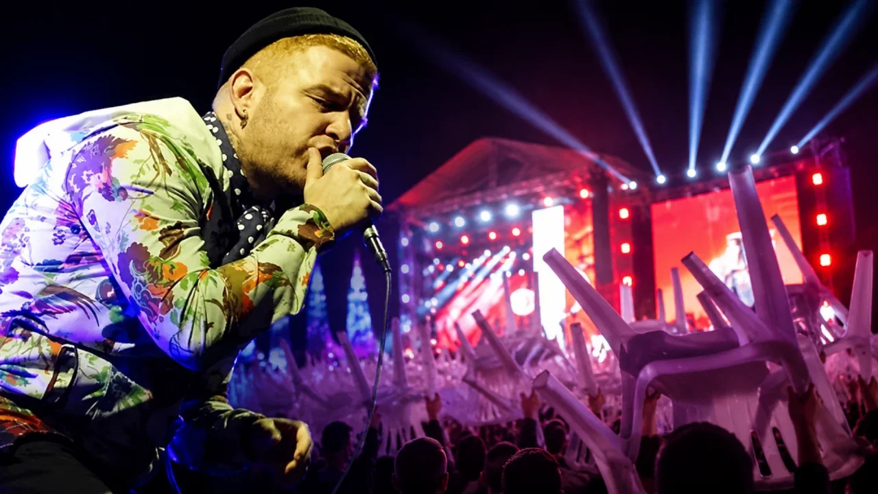 Athena'nın ODT&Uuml; konserinde dikkat &ccedil;eken anlar! G&ouml;khan &Ouml;zoğuz'a y&ouml;nelik tepkiler g&uuml;ndem oldu