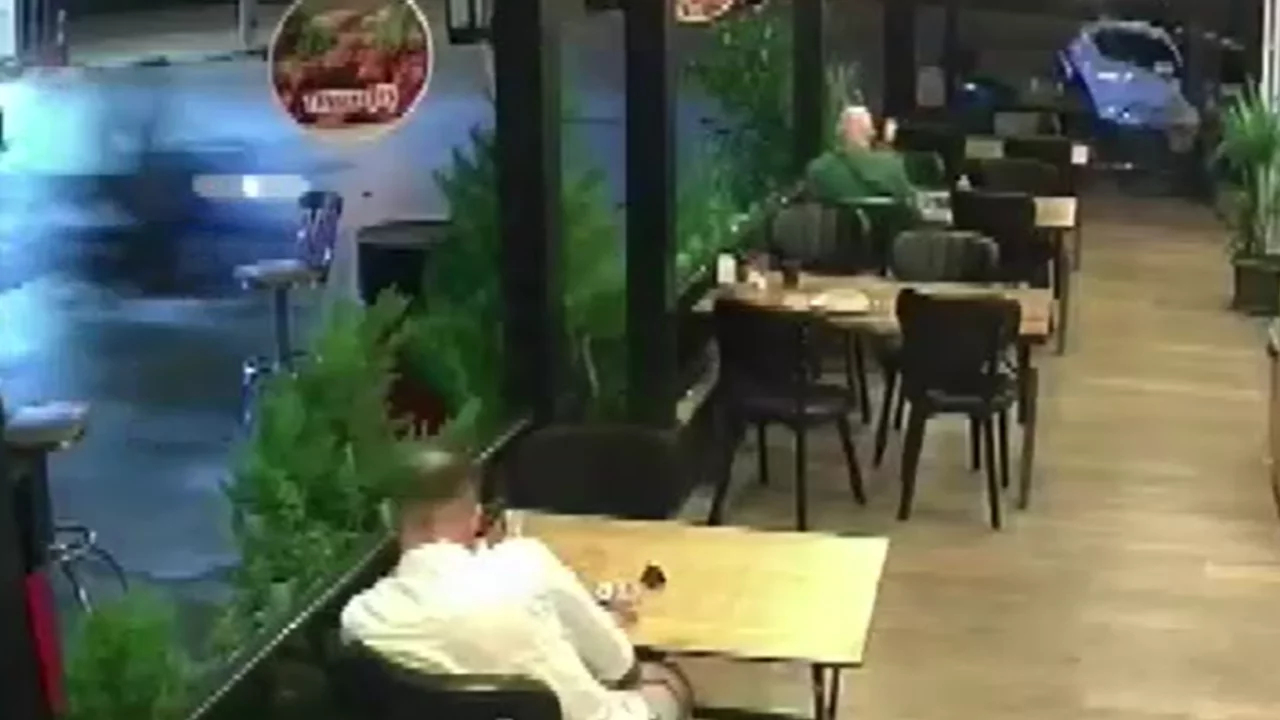 Akılalmaz g&ouml;r&uuml;nt&uuml;ler! Lokantada yemek yerken motosiklet &ccedil;arptı...