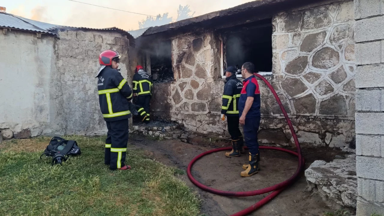 Tır şof&ouml;r&uuml; 22 kişinin hayatını kurtardı! Yangını bir tek o fark etti...