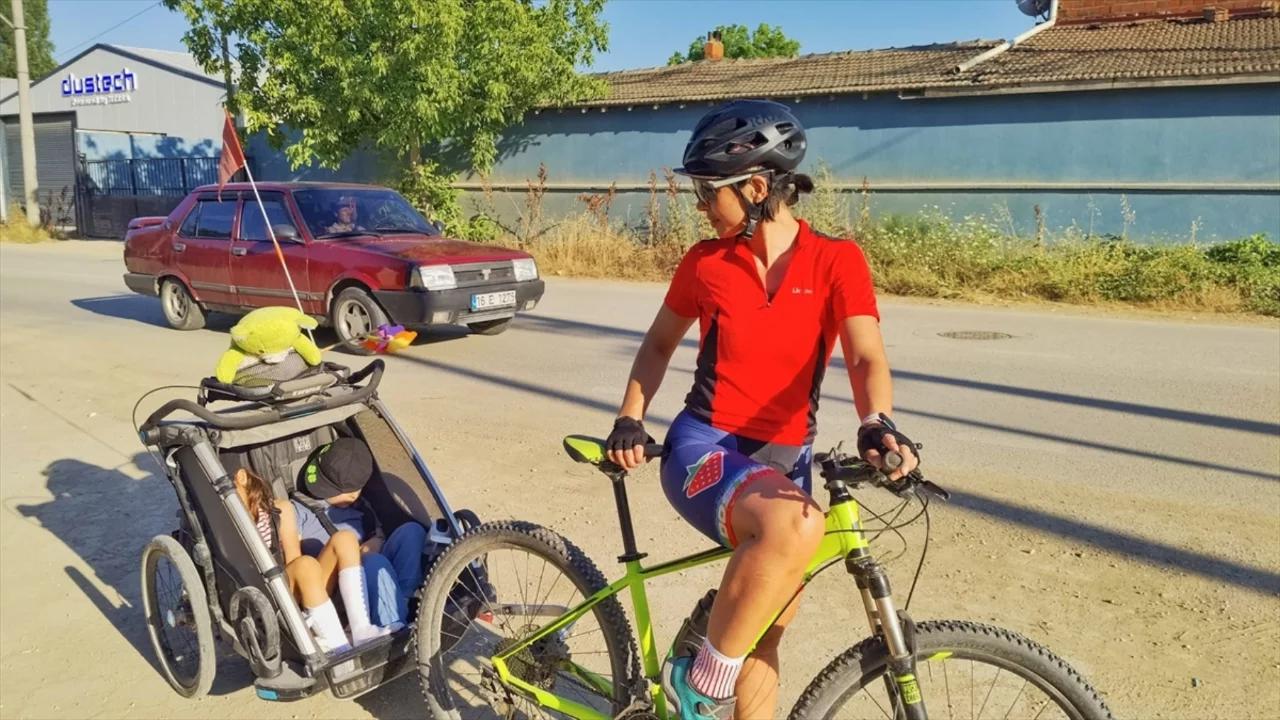 Bursa'da &ouml;rnek spor tutkusu: Oğlu ve yeğeniyle yollara &ccedil;ıkıyor