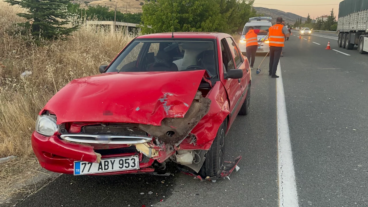 Elazığ'da iki otomobil çarpıştı: Kazada 5 kişi yaralandı