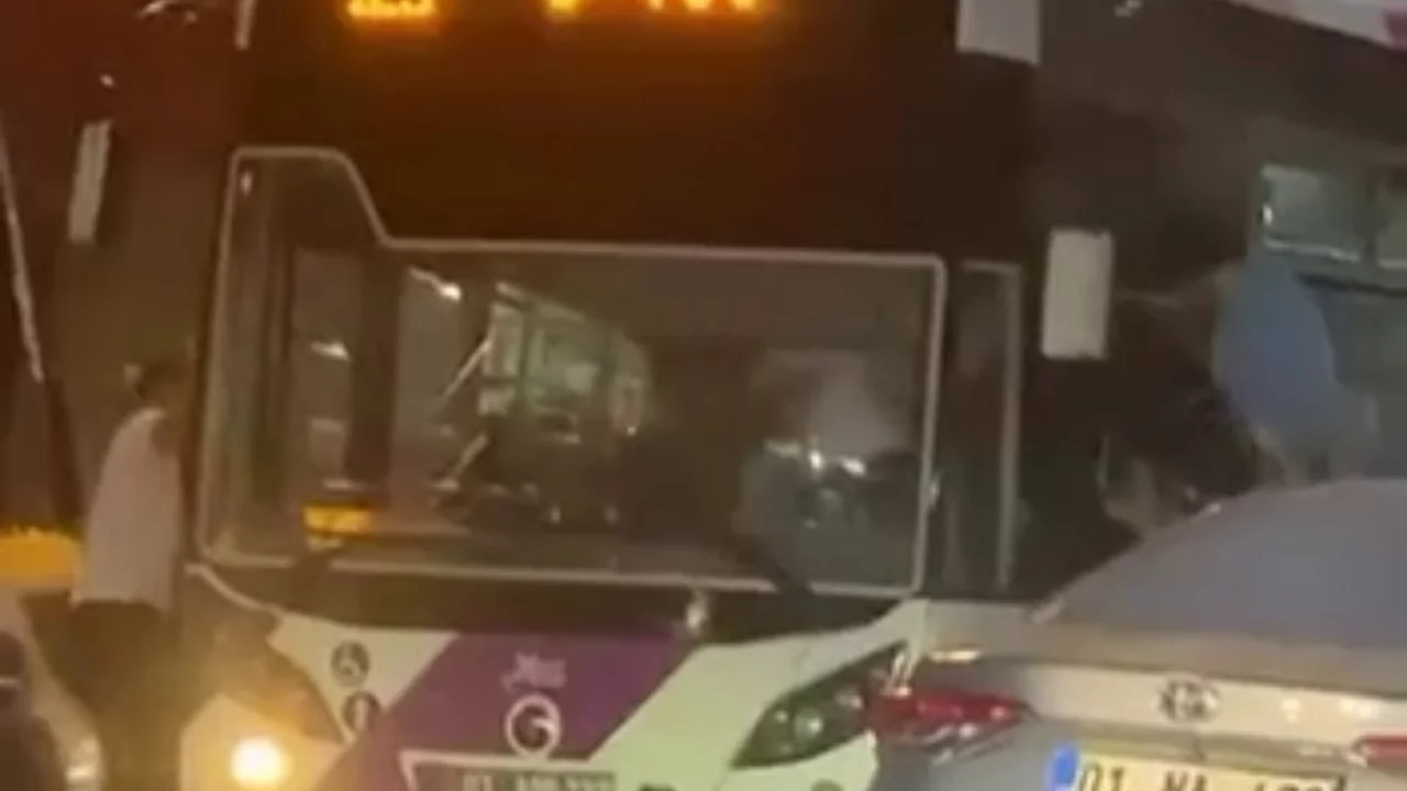 Seyir halindeki otob&uuml;s&uuml;n şof&ouml;r&uuml;ne lin&ccedil; girişimi! Kameralar kaydetti...