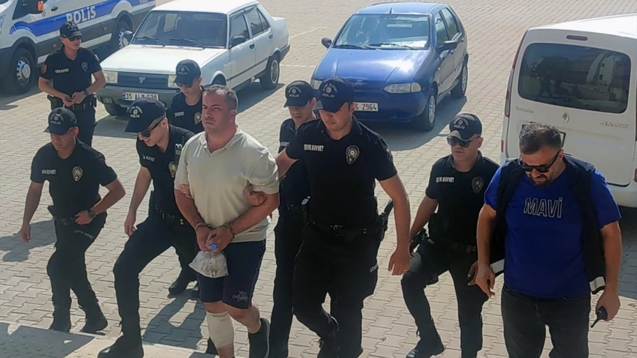 İzmir'de arkadaşı tarafından bı&ccedil;aklanarak &ouml;ld&uuml;r&uuml;len gen&ccedil; defnedildi