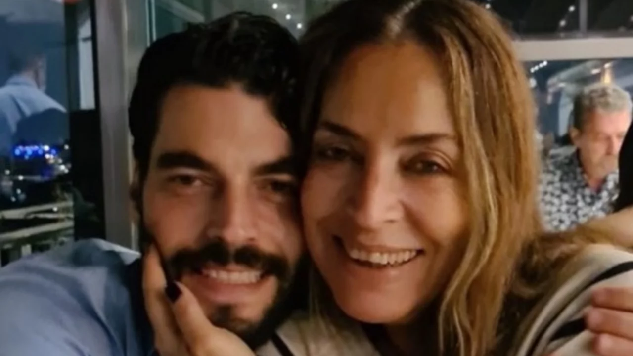 Akın Akın&ouml;z&uuml;'nden duygusal anma mesajı! Annesi &Ouml;zlem Akın&ouml;z&uuml;'n&uuml; g&ouml;zyaşlarıyla andı