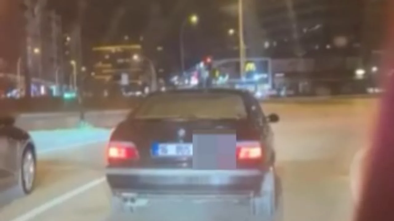 Bursa'da trafikte tehlikeli g&ouml;steri! Drift yapan s&uuml;r&uuml;c&uuml; park halindeki ara&ccedil;lara &ccedil;arpmaktan son anda kurtuldu