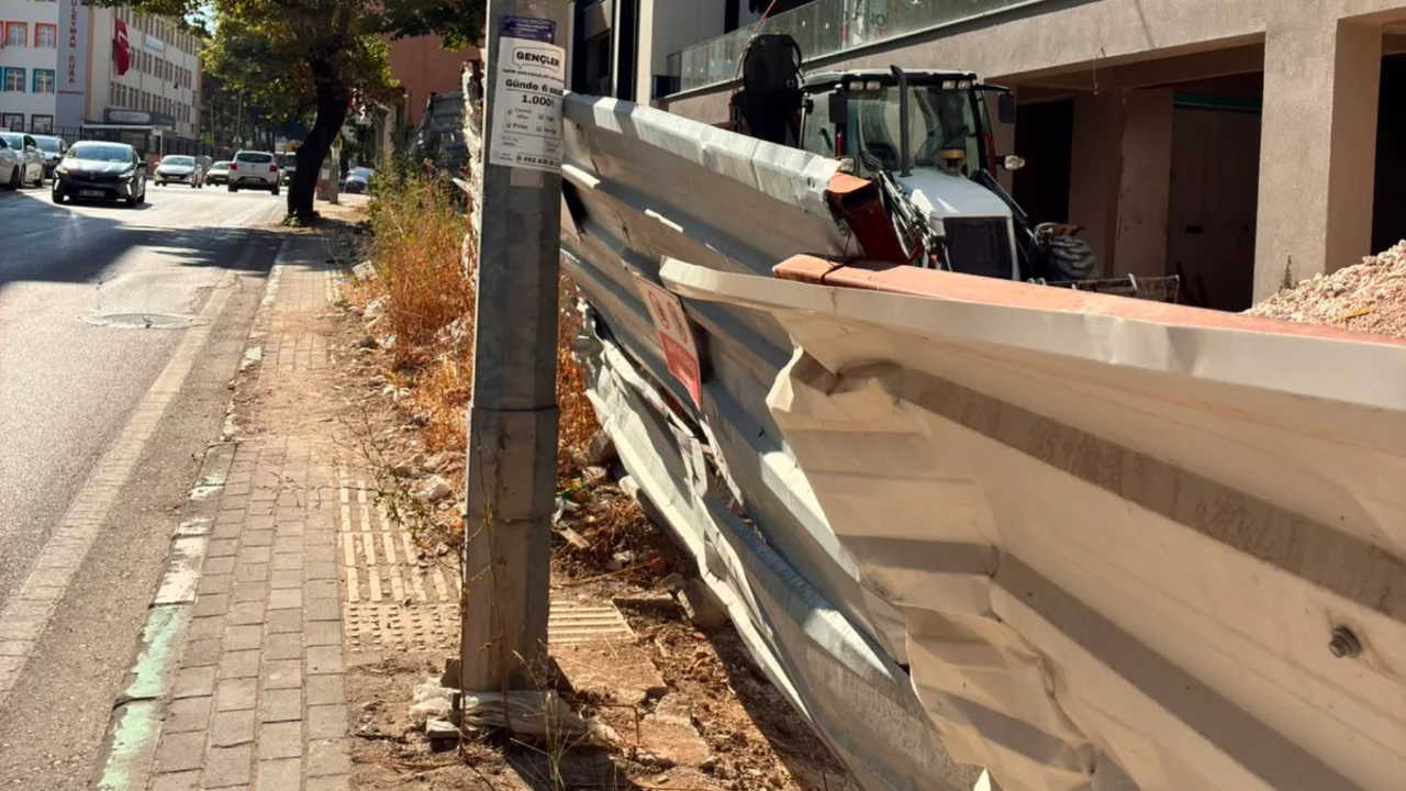 Bursa'da yola sarkan inşaat paneli tehlike sa&ccedil;ıyor! Vatandaşlar tedirgin...