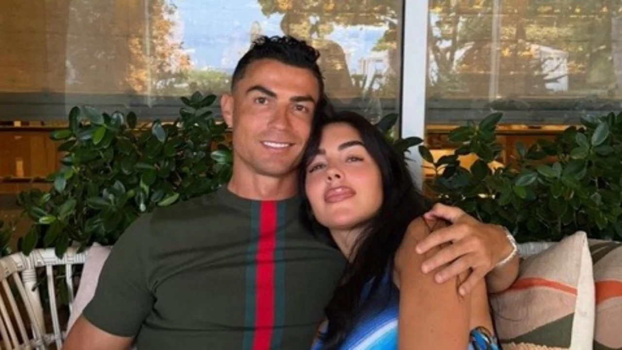 Cristiano Ronaldo ve Georgina Rodriguez'den tatil keyfi! Havuz başındaki eğlenceli anlar g&uuml;ndem oldu