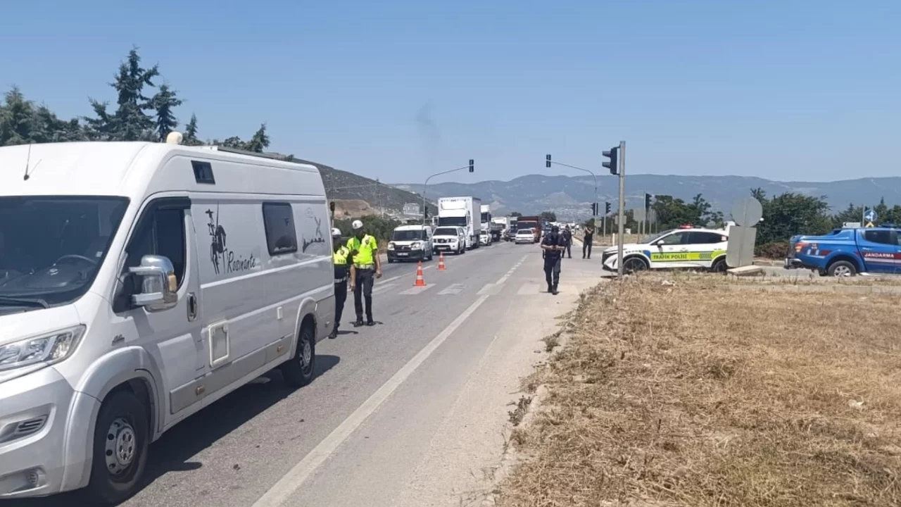 Bursa'da zincirleme kaza! Ani fren 3 aracı birbirine kattı...