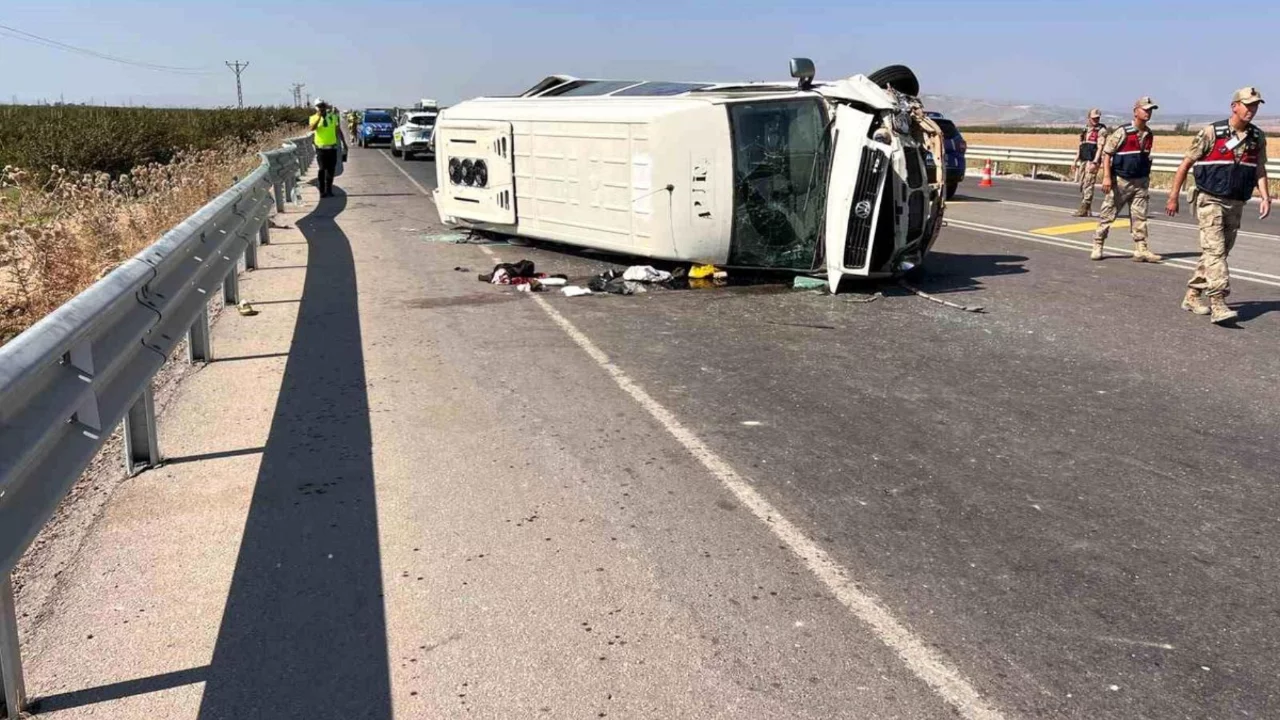 Tarım iş&ccedil;ilerini taşıyan minib&uuml;s devrildi! 1'i ağır 5 yaralı