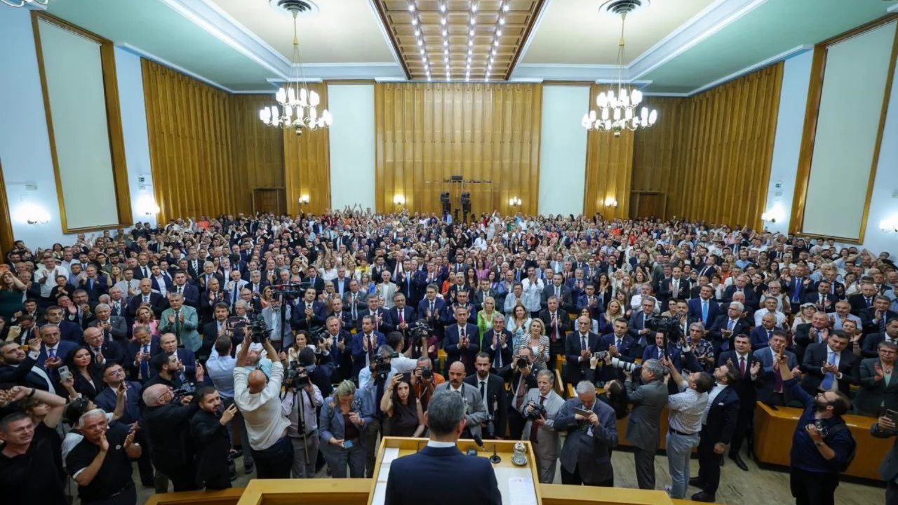 Bursa'da yeni partiye ge&ccedil;ecek vekiller belli oldu! İsmi ve logosu ne olacak?