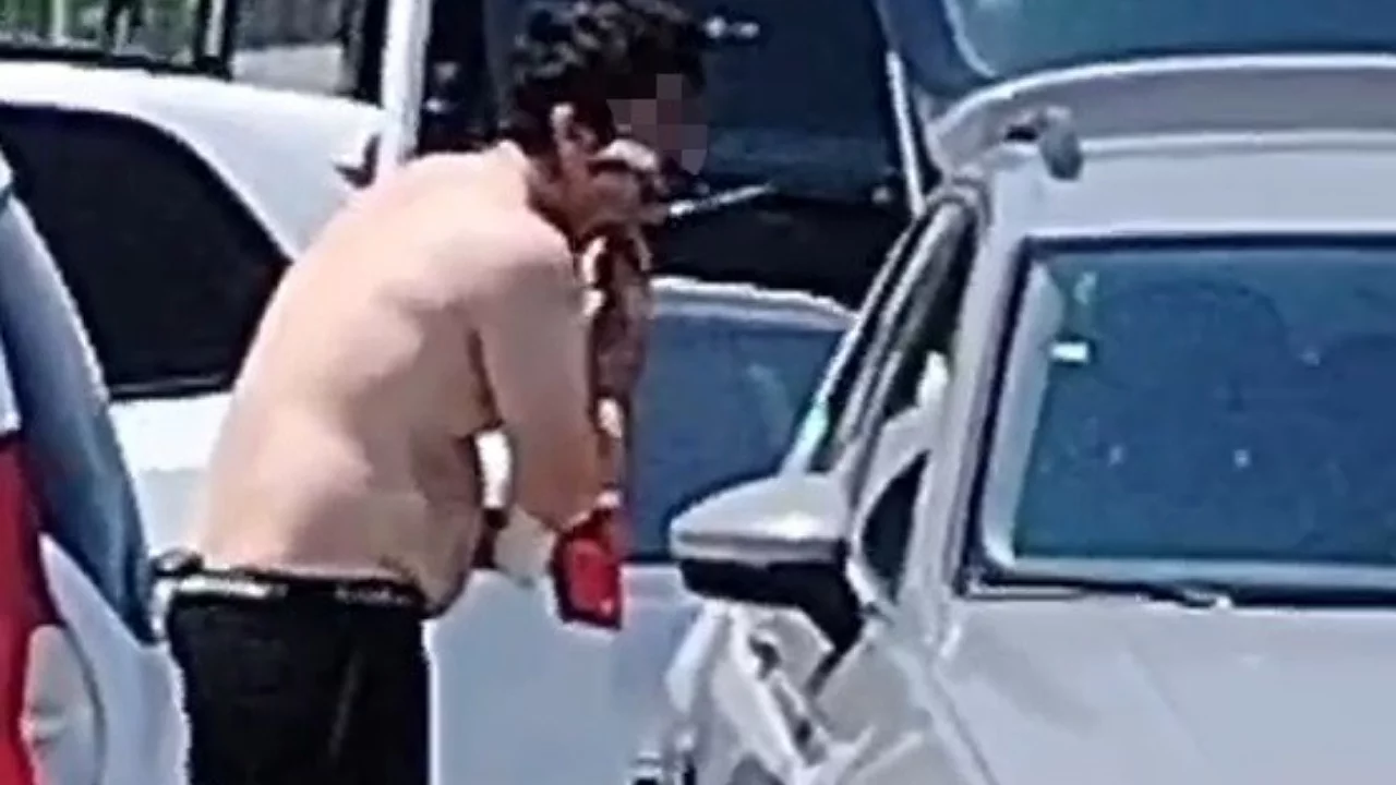 Otomobil camını ayna yaptı, yol kenarında tıraş oldu