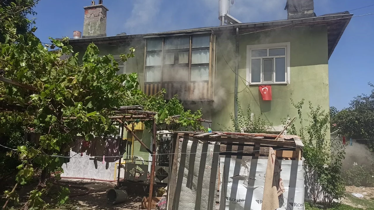 Evde &ccedil;ıkan yangında korku dolu anlar! Kilitli kalan 5 &ccedil;ocuk...