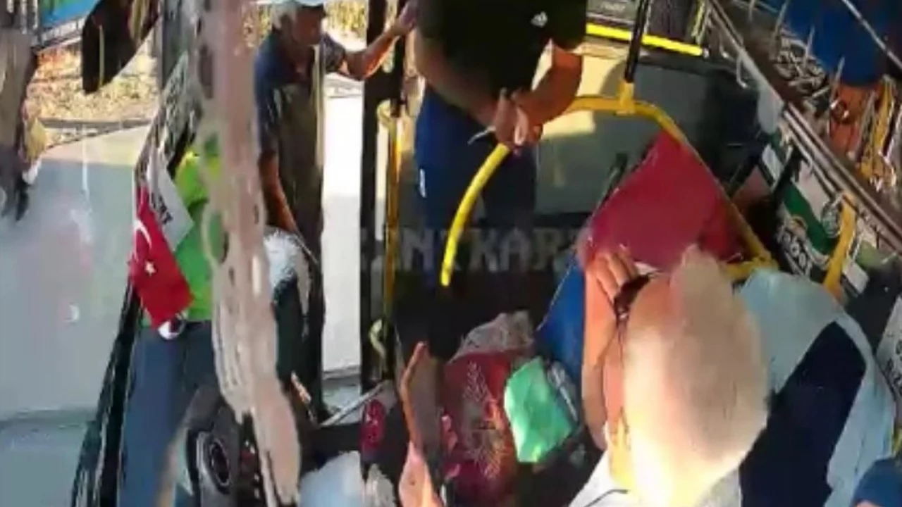 Kendini bilmez yolcu silah diye şof&ouml;re bakın ne doğrulttu!