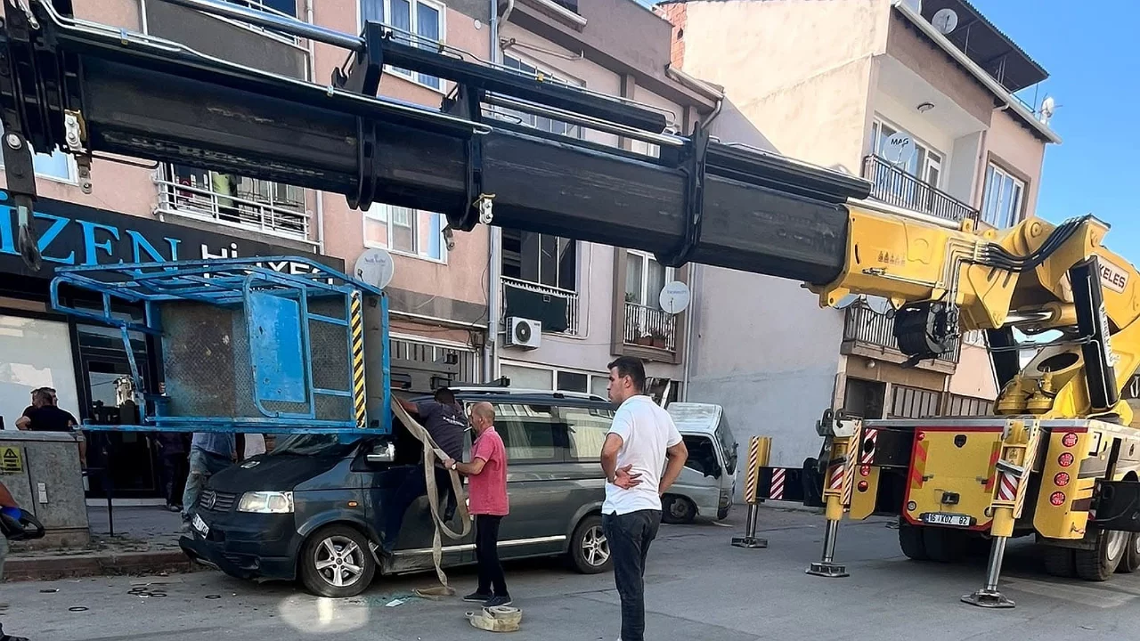 Bursa'da korku dolu anlar! Eşya taşıma asans&ouml;r&uuml; devrildi!