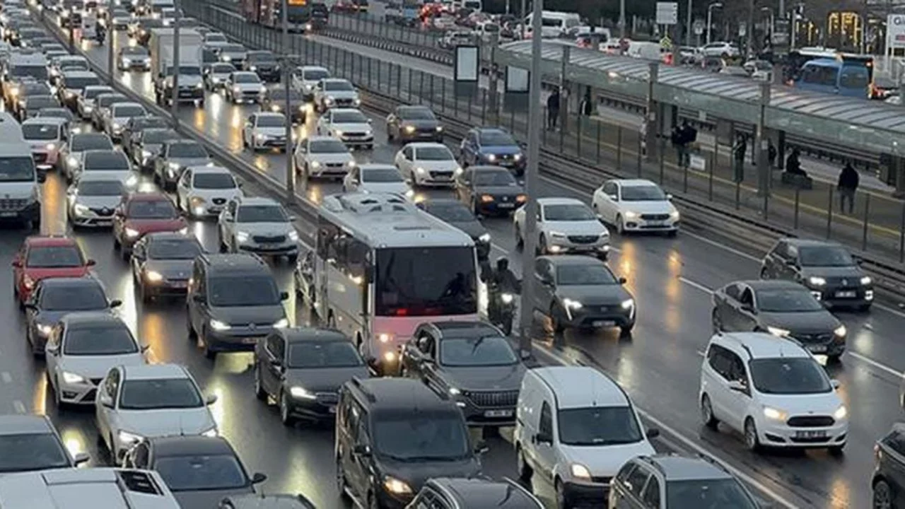 İstanbul'da trafik var mı? SON DAKİKA! 21 Temmuz Salı hangi ilçelerde trafik var, hangi yollar kapalı?