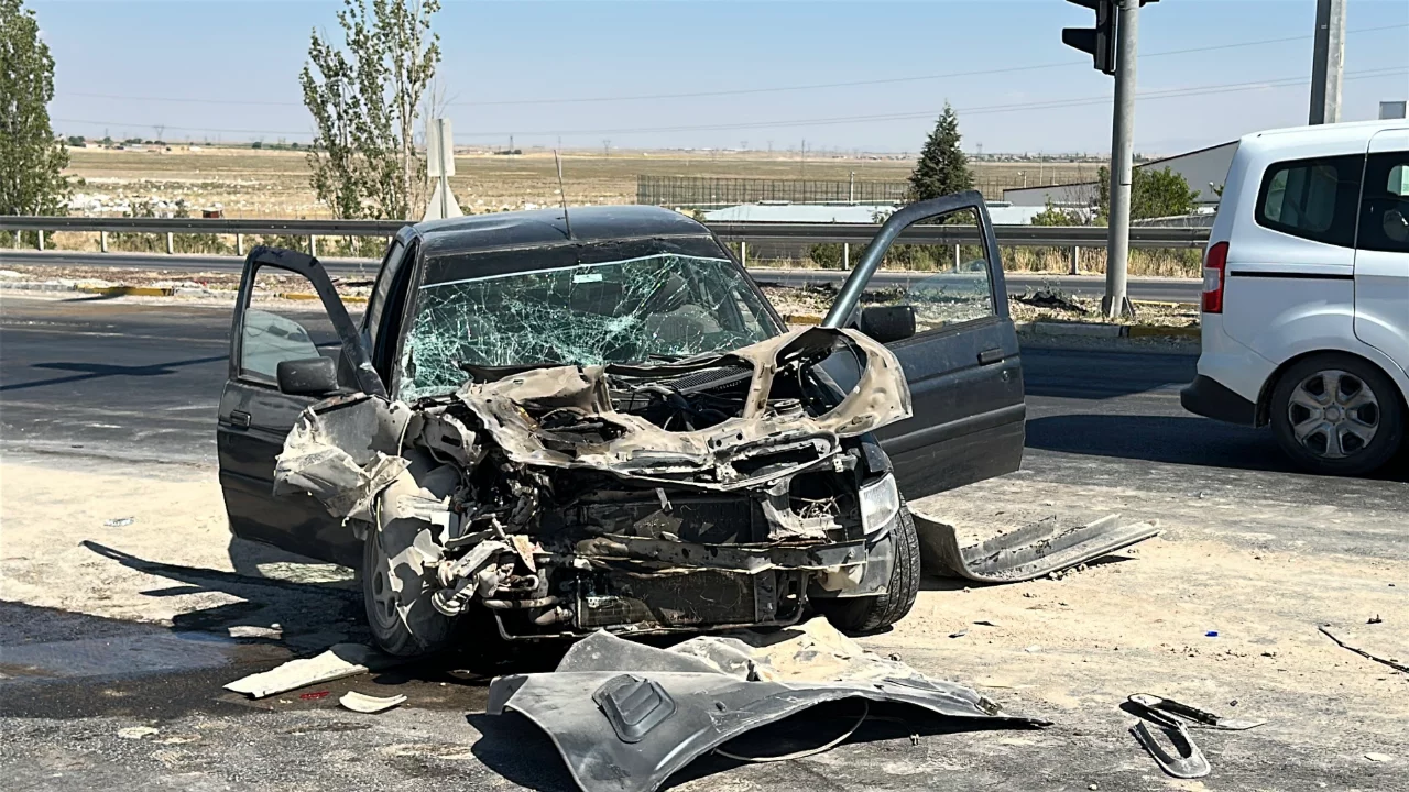 Aksaray'da ışıklarda bekleyen vince &ccedil;arpan otomobilde 3 kişi ağır yaralandı