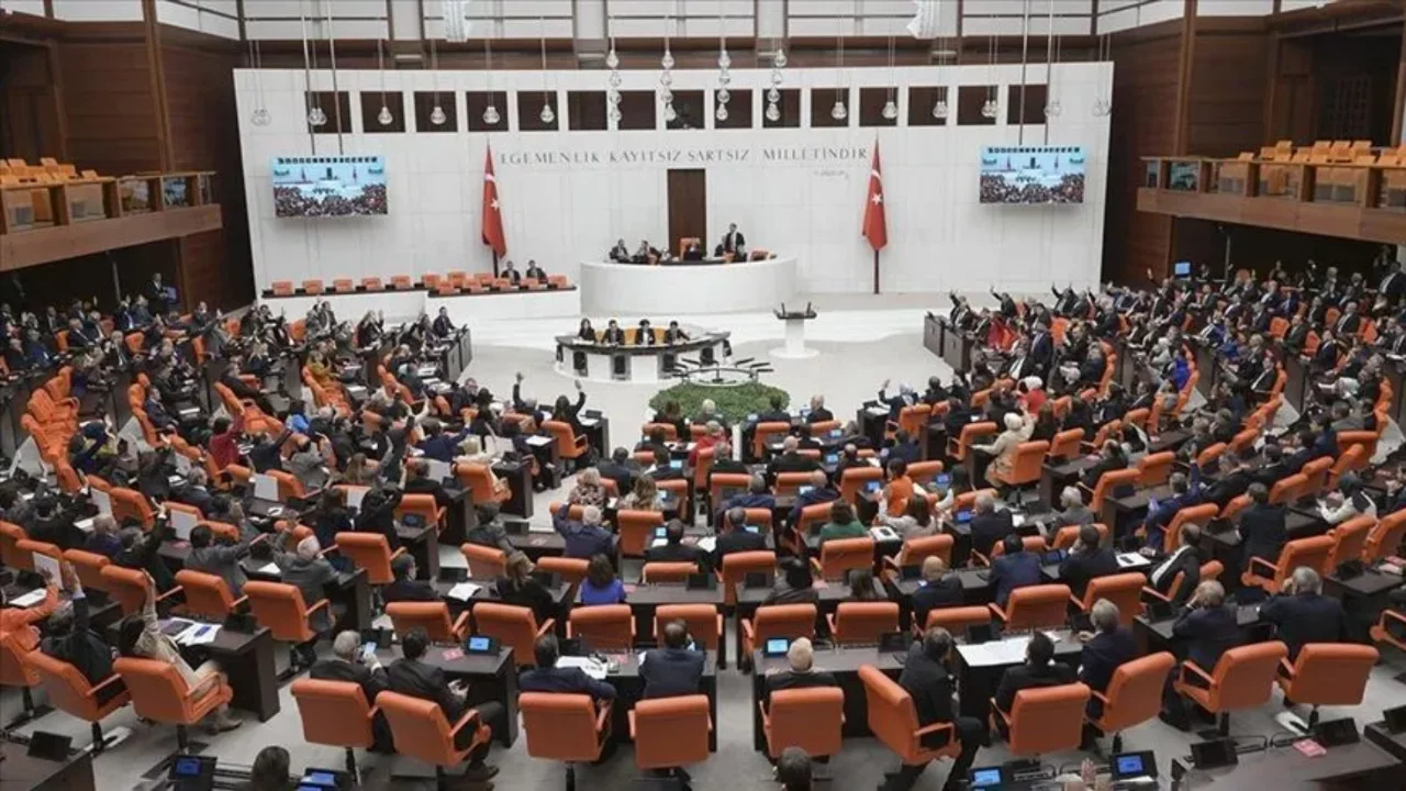 Tezkere Meclis'ten ge&ccedil;ti! T&uuml;rk askerinin g&ouml;rev s&uuml;resi 2 yıl daha uzatıldı...
