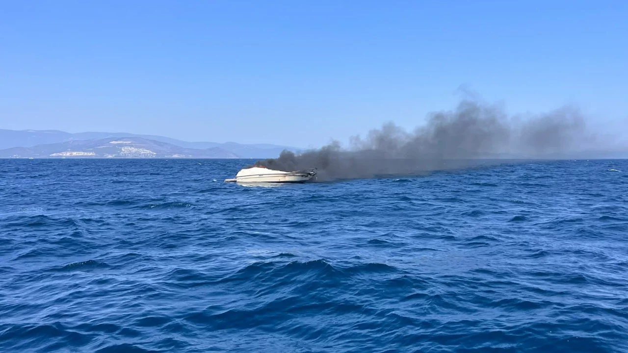 Didim açıklarında korku dolu anlar! Alevlere teslim olan tekne denizde battı