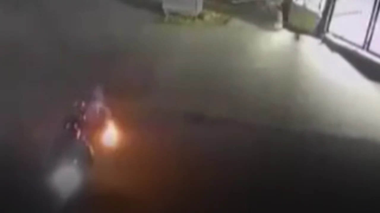 Fabrikayı kundaklamak istedi, elinde patladı! O anlar kamerada...