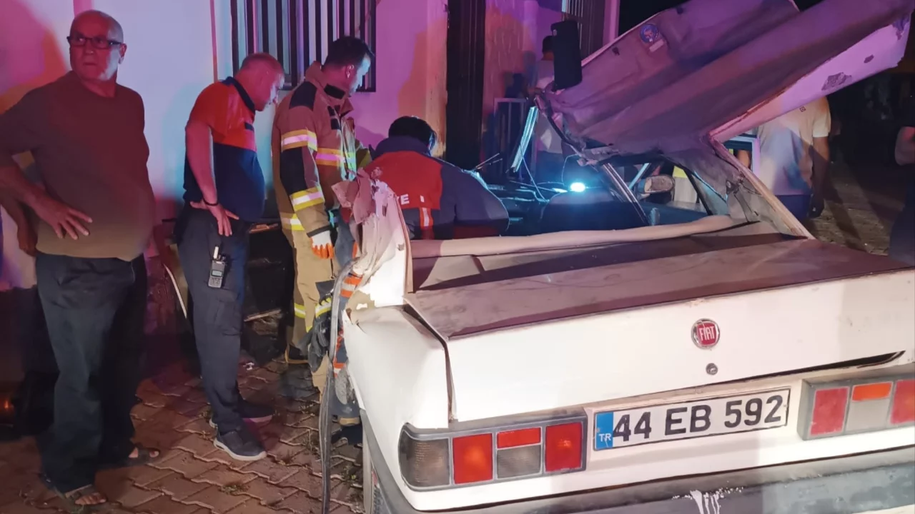 Mardin'de feci kaza! Trakt&ouml;rle &ccedil;arpışan otomobil evin duvarına saplandı