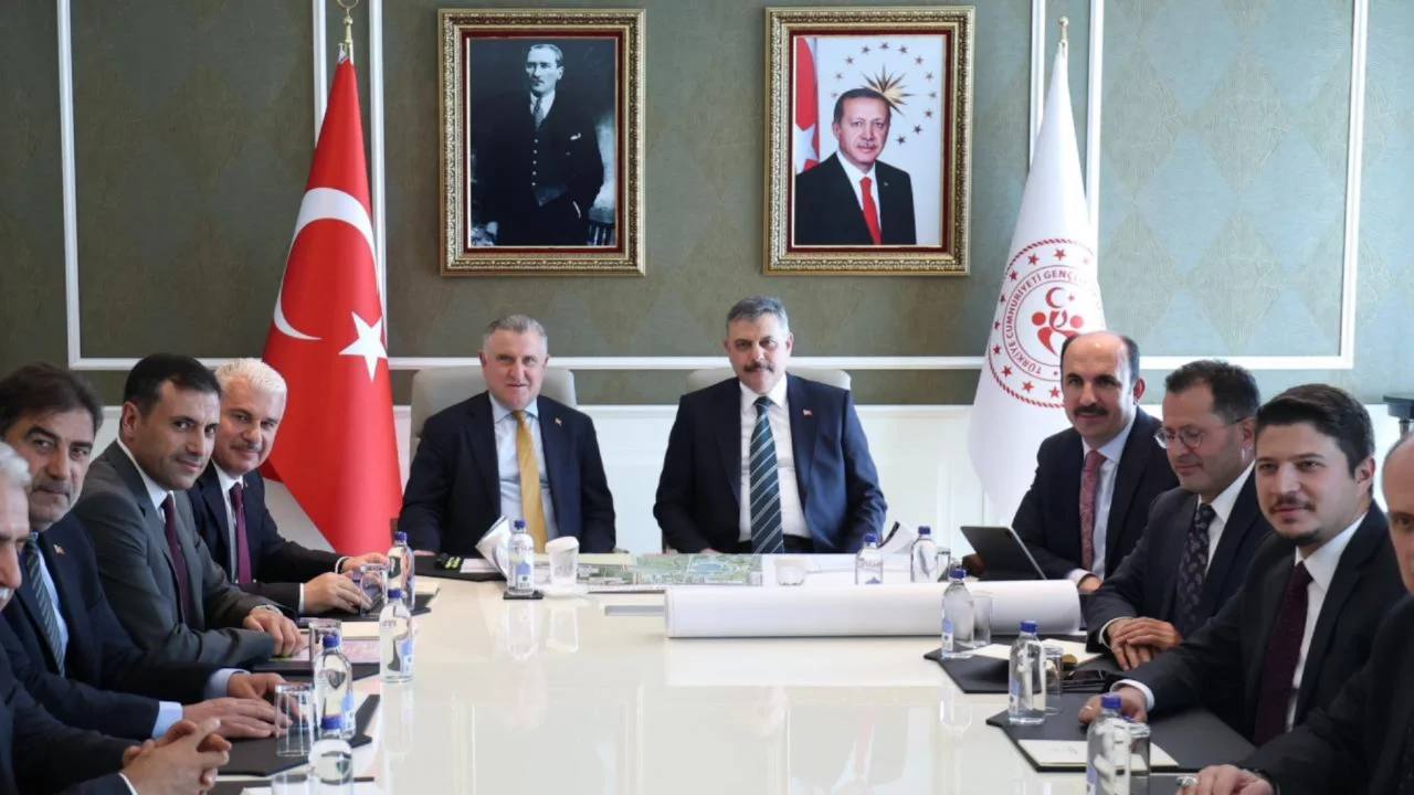 Bakan Bak'tan Konya i&ccedil;in yeni mesaj! Gen&ccedil;lik ve spor yatırımları masaya yatırıldı