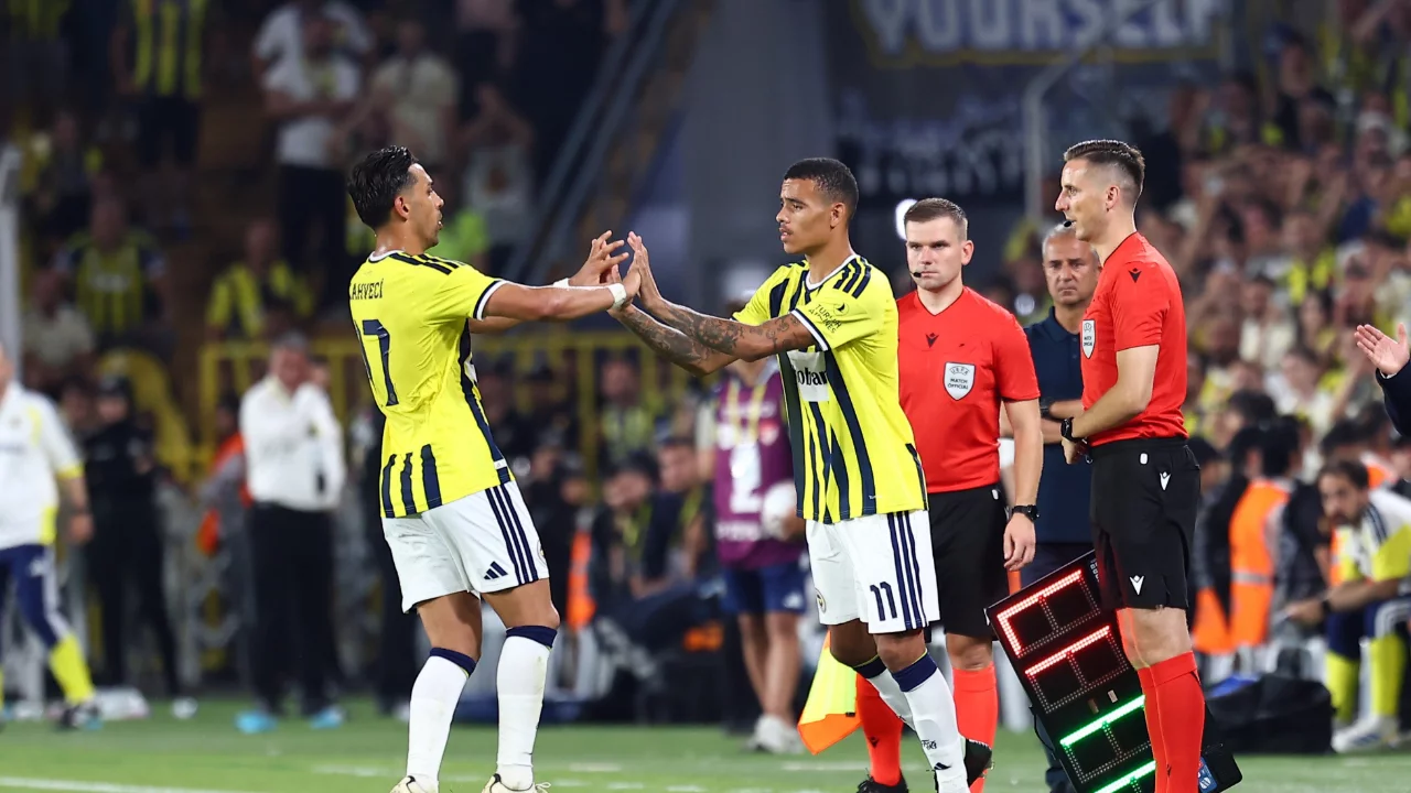Mason Greenwood Fenerbah&ccedil;e formasını ilk kez giydi! Taraftardan dikkat &ccedil;eken karşılama