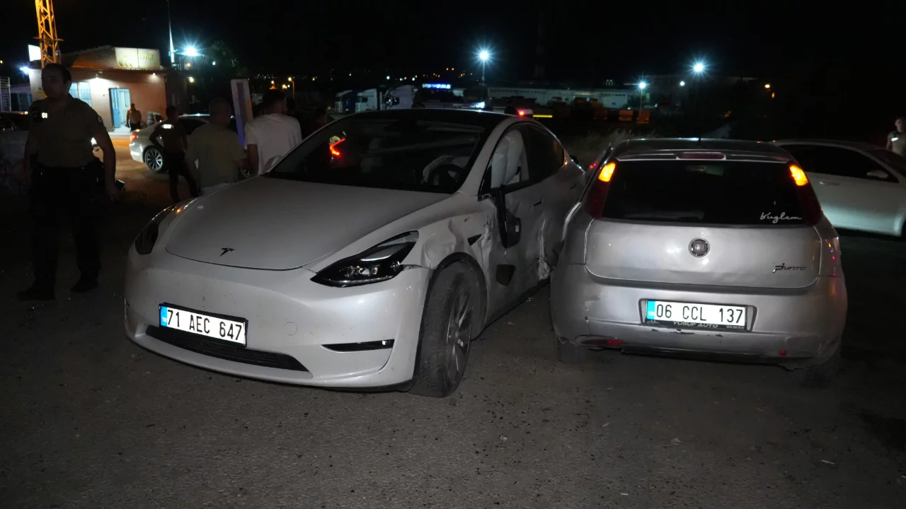 Gece yarısı Kırıkkale'de Tesla ile otomobil &ccedil;arpıştı! S&uuml;r&uuml;c&uuml; kazanın ardından ka&ccedil;tı