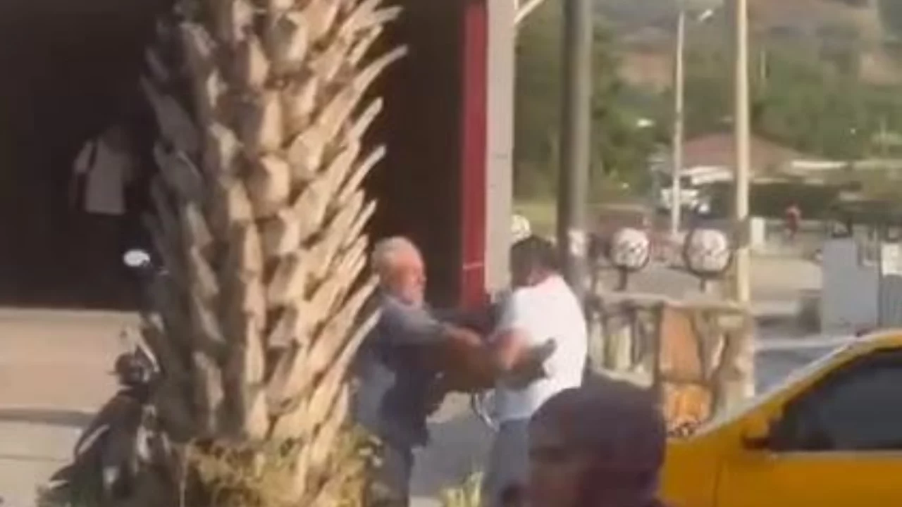 Yaşlı adama yumruk atan taksi şof&ouml;r&uuml;ne b&uuml;y&uuml;k ceza! Kameralara yansıdı...