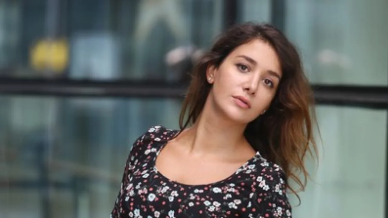 Algı Eke'den oyunculuk d&uuml;nyasına sert eleştiri: "Bu &ccedil;aba bana dilencilik gibi geliyor"