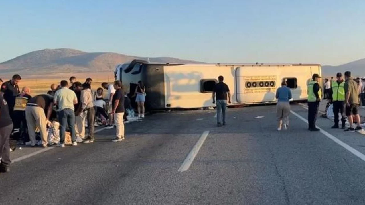 İstanbul-Kuşadası otob&uuml;s&uuml; kaza olayı nedir, ne zaman oldu, ka&ccedil; &ouml;l&uuml;, ka&ccedil; yaralı var, hangi otob&uuml;s firması kaza yaptı? Son dakika...