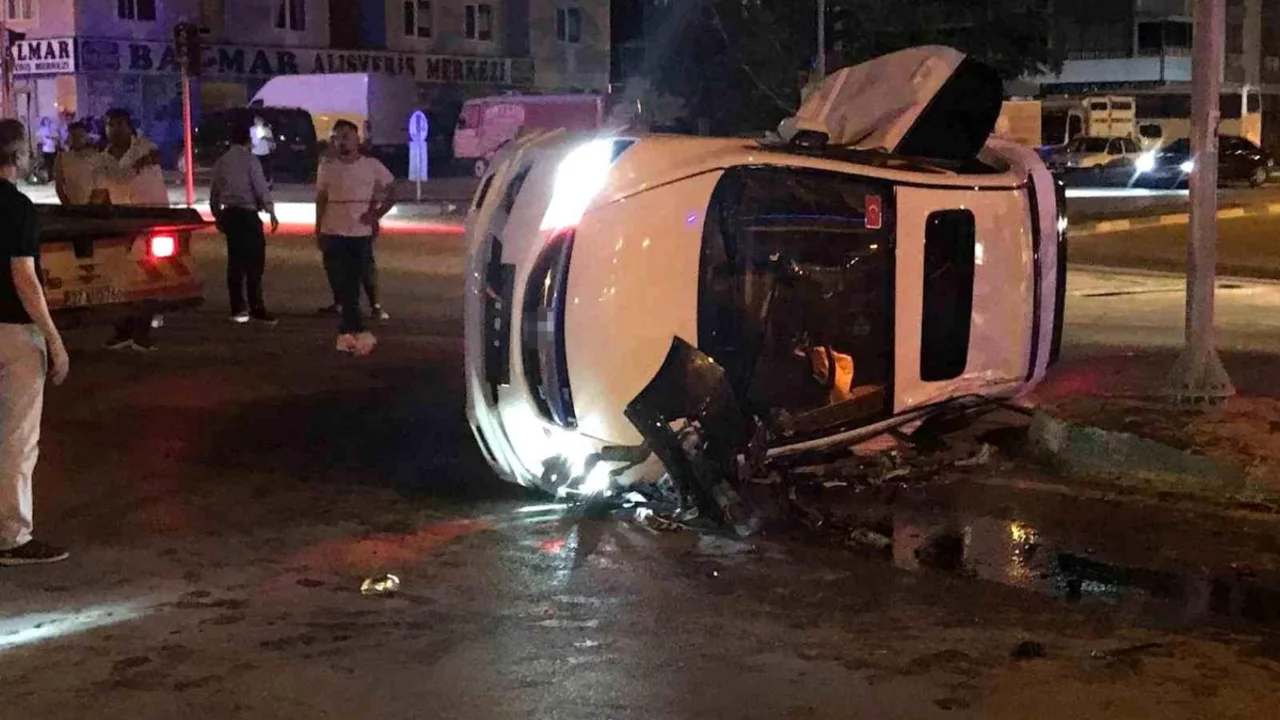 Otomobiller kavşakta &ccedil;arpıştı: 2 yaralı